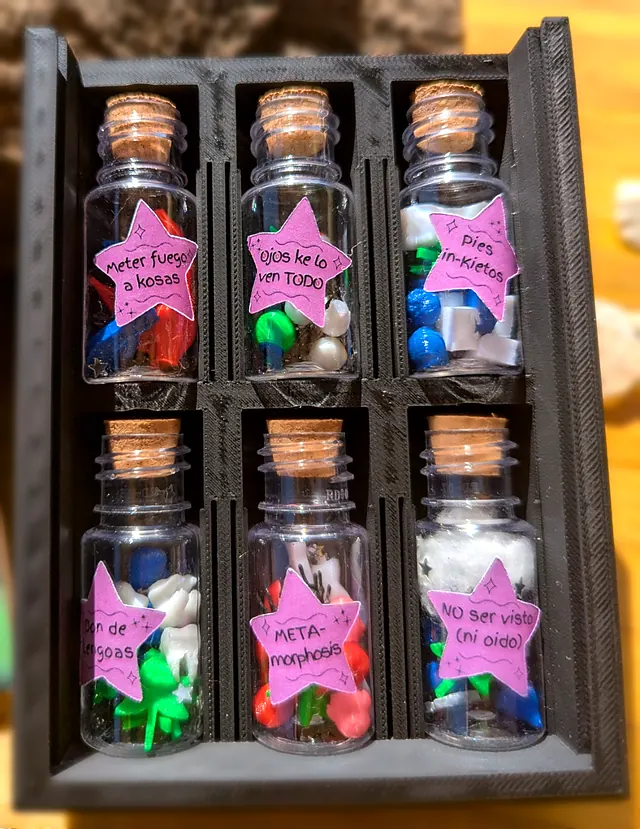 Caja negra abierta con seis frascos, cada uno en su compartimento