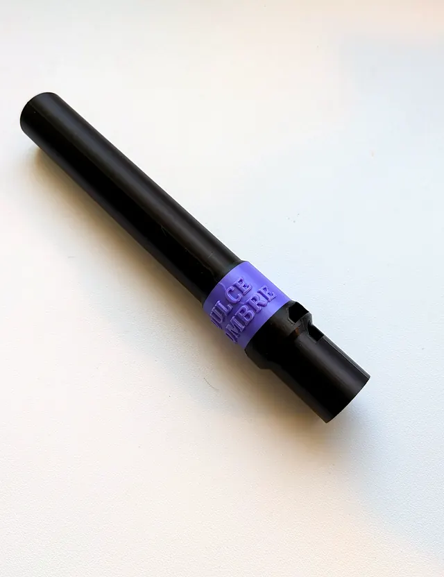Funda negra con una banda morada, sobre fondo blanco