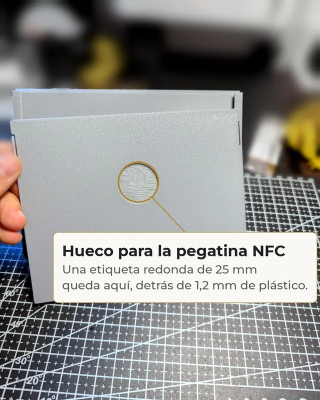 La placa por detrás, con el hueco redondo de la pegatina NFC señalado