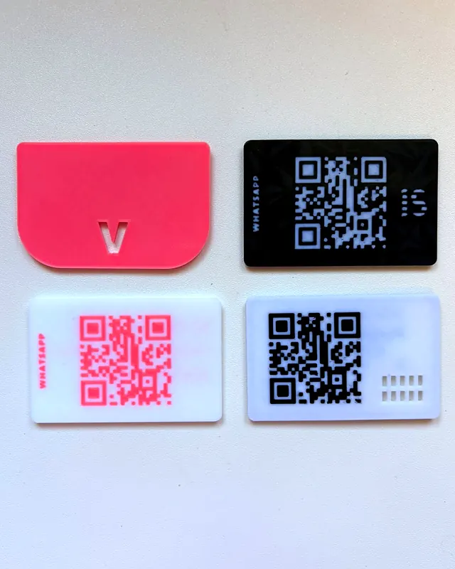 El dorso de las mismas tarjetas, tres de ellas con un código QR