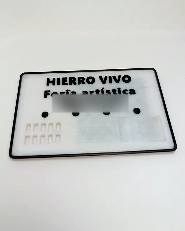 Tarjeta de ejemplo de una forja, con el nombre en relieve